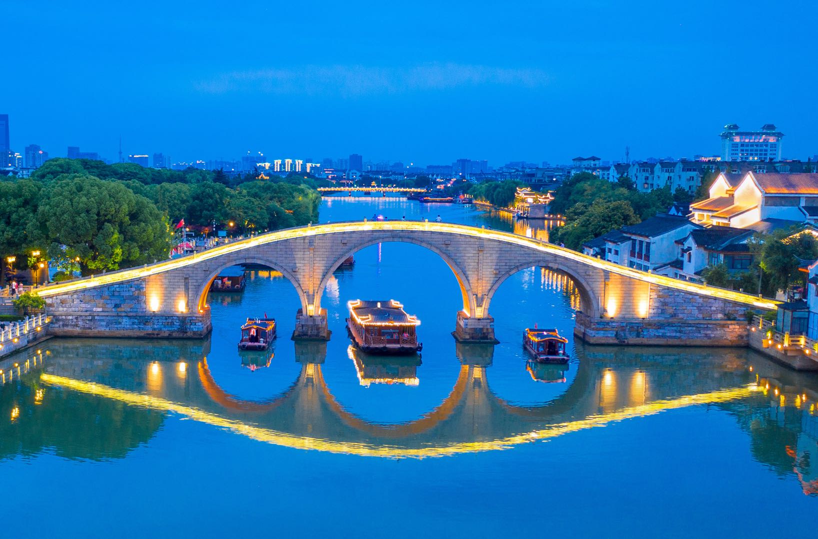 【携程攻略】苏州三桥景点,三桥指的是太平桥、吉利桥和长庆桥——同里古镇最著名的三座石桥，有…